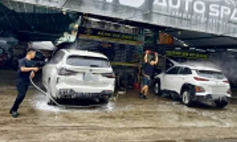 Sát giao thừa, giá rửa xe vượt mốc 300.000 đồng/lượt