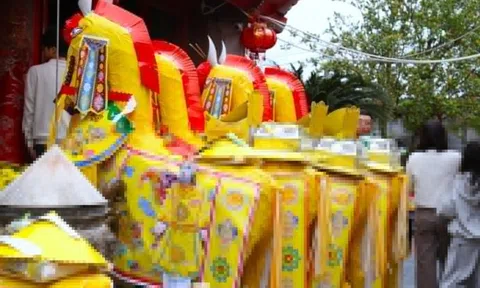 Dâng ngựa tiền triệu ở Đền Ông Hoàng Mười