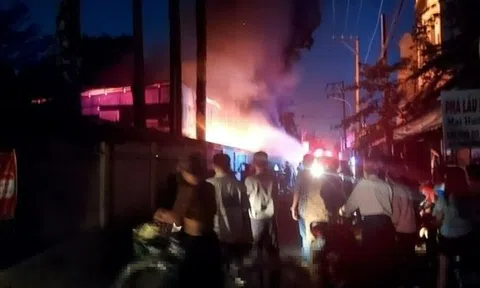 Nhà kho nhà thờ ở TP.HCM cháy đỏ rực