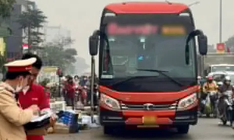 Nhồi nhét 50 người trên ôtô 21 chỗ, chủ xe và tài xế bị phạt 217 triệu