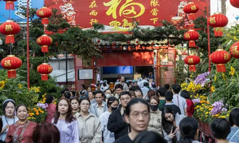 Người dân TP.HCM đi chùa, 'đánh tiểu nhân' mùng 2 Tết