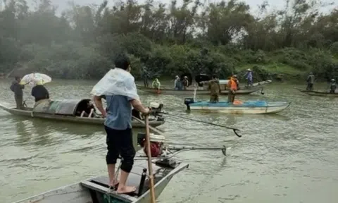 Lật thuyền trên sông Gianh ở Quảng Trị, nhiều người gặp nạn