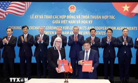 Tổng Bí thư chứng kiến lễ ký và trao các thỏa thuận hợp tác Việt - Mỹ