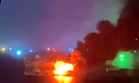 Tàu du lịch đang neo đậu ở Phú Quốc bất ngờ bốc cháy, lan sang bè cá