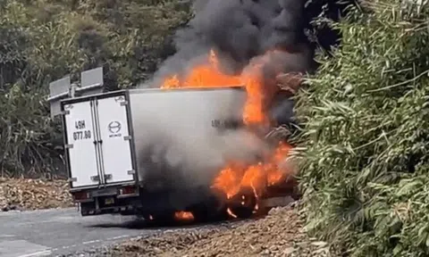 Xe tải bốc cháy dữ dội trên đèo Khánh Lê nối Đà Lạt và Nha Trang