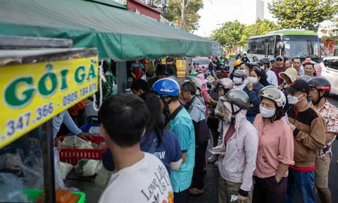 Người dân TP.HCM chờ 40 phút mua gà cúng mùng 3 Tết