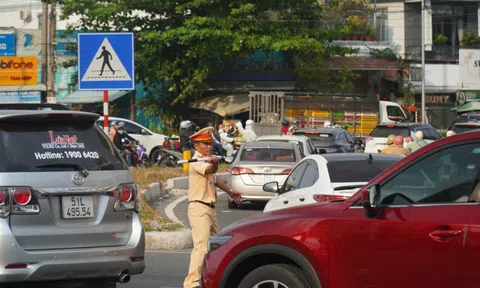 Quốc lộ 1 ùn ứ, tài xế tìm đường vào cao tốc TP.HCM - Trung Lương dù đã bị chặn