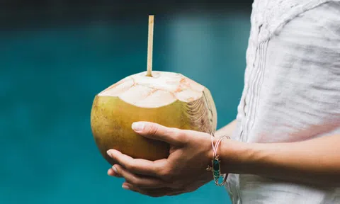 Uống nước dừa sáng sớm cực tốt, nhưng ai thuộc 2 nhóm này phải kiêng