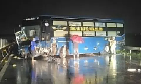 Xe khách nằm vắt ngang cao tốc sau cú va chạm với ôtô con