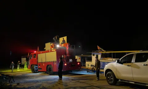Chìm tàu khách chở 23 người trên hồ Thác Bà sau va chạm với phà chở đá, 6 người mất tích