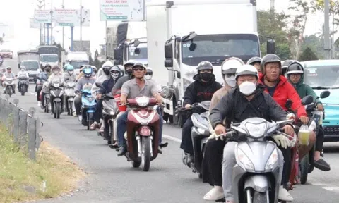 Dòng người từ miền Tây lỉnh kỉnh đồ đạc về TP.HCM