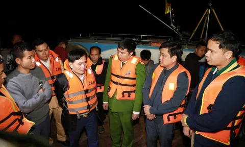 Nỗ lực xuyên đêm tìm kiếm các nạn nhân trong vụ TNGT tại hồ Thác Bà