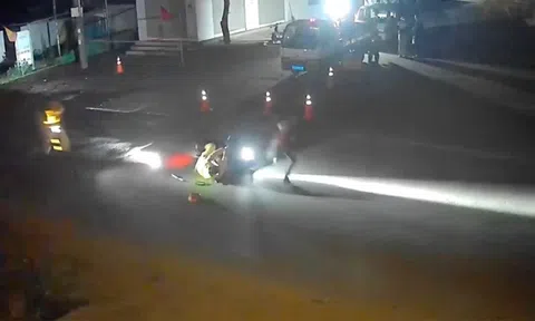 Mang theo 6 quả pháo tự chế, nam thanh niên tông xe máy điện vào CSGT