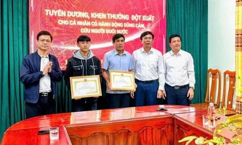 Khen thưởng 2 cha con cứu 5 người trên sông Gianh