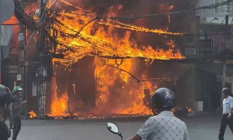 Cháy lớn cửa hàng bán đồ gỗ trên đường Đỗ Xuân Hợp