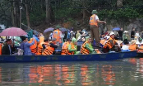 Lái đò vòi tiền, nói lời thô tục với du khách chùa Hương