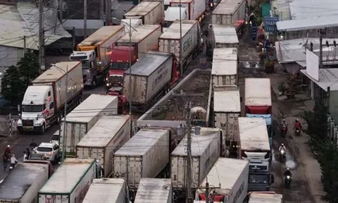 Container dừng đậu test trái cây gây ùn tắc kéo dài tại Đồng Tháp