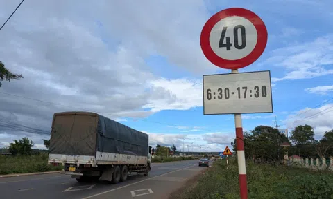 Biển hạn chế tốc độ dày đặc trên quốc lộ 19: Sở Xây dựng đôn đốc vì mãi chưa nhổ được