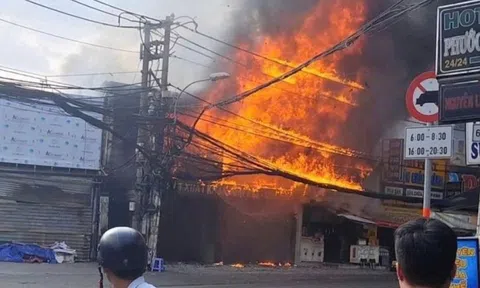 Cháy ngùn ngụt ở TP.HCM