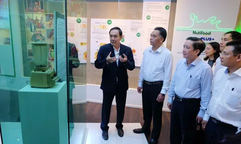 Phó chủ tịch thường trực UBND TP.HCM Nguyễn Lộc Hà thăm, chúc Tết Nutifood và Kumho