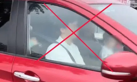 Phạt tài xế cho trẻ ngồi trước vô lăng khi lái xe ở Hà Nội