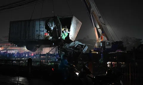 Tàu hỏa húc văng xe tải trong đêm ở Hà Nội