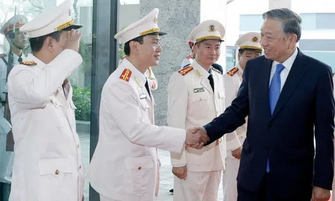 Tổng Bí thư thăm và chúc Tết cán bộ, chiến sĩ Cục An ninh điều tra