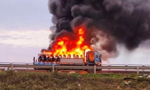 Ôtô tải bốc cháy dữ dội trên cao tốc ở Thanh Hóa