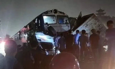 Tin mới vụ tàu hỏa húc văng xe tải