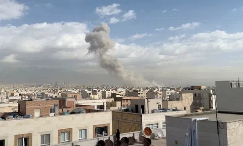 "Hàng chục" tên lửa đạn đạo được phóng về phía Israel, truyền thông Iran đưa tin