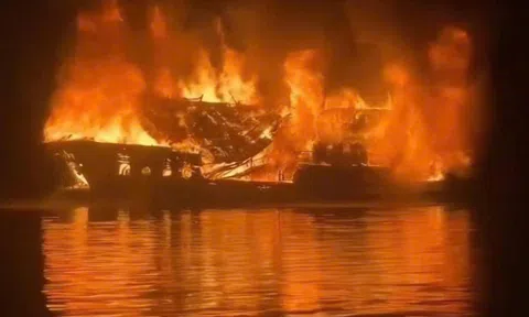 Cháy tàu du lịch chở 41 khách và thuyền viên trên vịnh Hạ Long