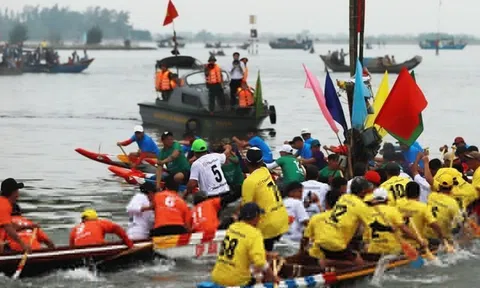 Lật thuyền khi xem đua ghe ở Huế, hai mẹ con tử nạn