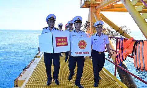 Mang phiếu bầu đến với cử tri nơi đầu sóng ngọn gió