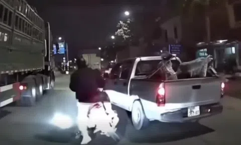 Xác minh ôtô bán tải tạt đầu khiến xe máy chở trẻ nhỏ suýt ngã vào gầm