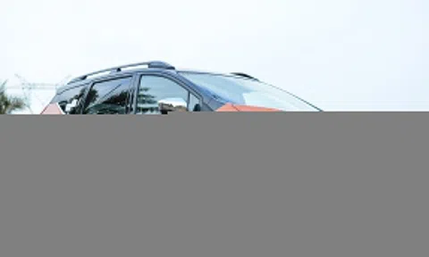 Ôtô gầm cao gia đình chạy đua khuyến mại