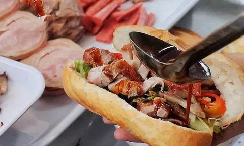 17 người ngộ độc thực phẩm sau khi ăn bánh mì