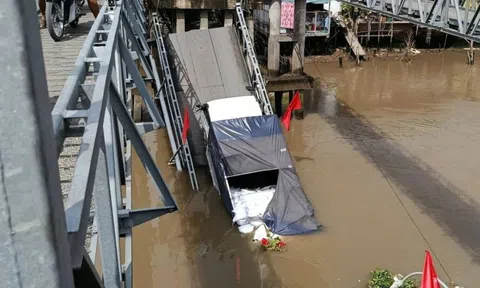 Sập cầu ở Cần Thơ, xe chở gạo rơi xuống sông