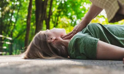 Người phụ nữ 50 tuổi tử vong sau ăn trưa, bác sĩ cảnh báo 3 thói quen là "sát thủ thầm lặng"