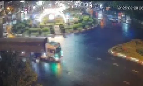 Container ôm cua sai quy định, cuốn người phụ nữ tử vong