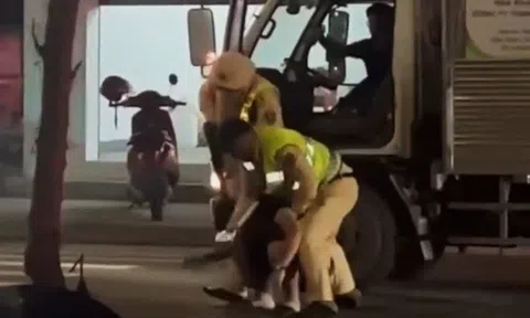 CSGT rút súng khống chế tài xế ‘thông chốt’ kiểm tra nồng độ cồn