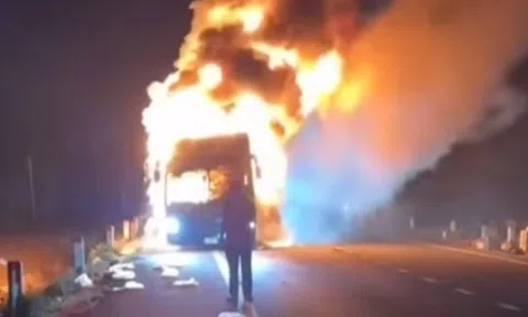 Xe khách bốc cháy, 44 hành khách thoát nạn