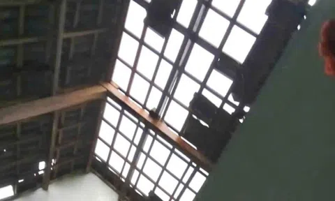 Lốc xoáy khiến hơn 100 nhà dân ở Quảng Ngãi hư hỏng