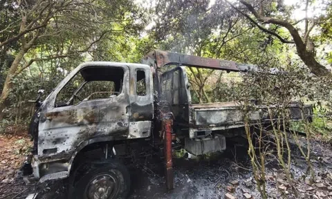 Vướng dây điện, xe cẩu cháy khiến lái xe tử vong