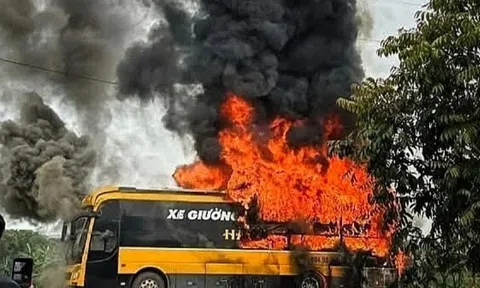 Hỏa hoạn thiêu rụi xe khách khi đang chờ đón công nhân ở Bắc Ninh