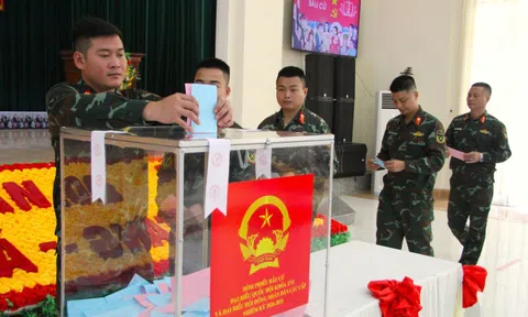 Cử tri Lữ đoàn Đặc công nước 5 bỏ phiếu sớm, mở đầu ngày hội bầu cử ở Khánh Hòa