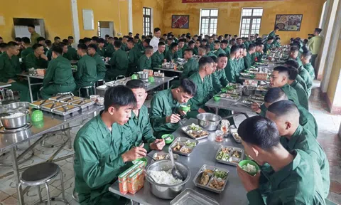 Bữa cơm đầu tiên của 205 tân binh sau khi nhập ngũ