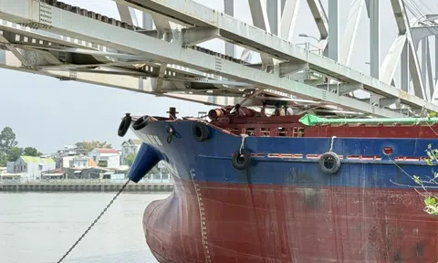 Sà lan va chạm cầu Ghềnh: Cục Đường sắt đề nghị dừng chạy tàu, sửa chữa khẩn cấp