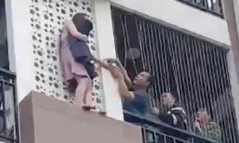 Cứu cô gái trèo ra ngoài tầng cao ngôi nhà