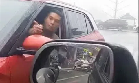 Ôtô đi ngược chiều, tài xế còn thách thức 'đỗ đến mai'