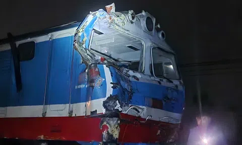 Tàu SE8 tông 'đứt đôi' xe tải vượt rào chắn mắc kẹt ở đường ray